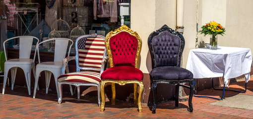 Stuhlreihe an der Straße