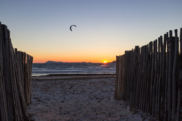 kit surf au soleil couchant, hyères, almanarre