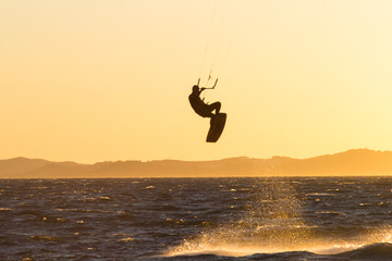 saut en kit surf au soleil couchant