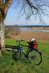 Obraz premium Fahrradtour um die Osterseen, Rastbank mit Ausblick