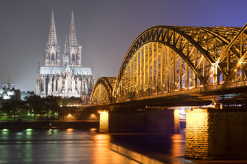 Der Kölner Dom und die Hohenzoller Brücke am Rhein
