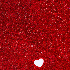 röd glitter bakgrund med utstansat hjärta