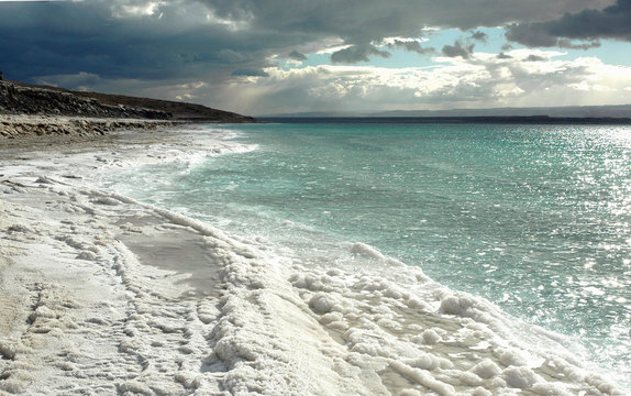 Mer Morte, d&eacute;pot de sel sur le rivage, Jordanie