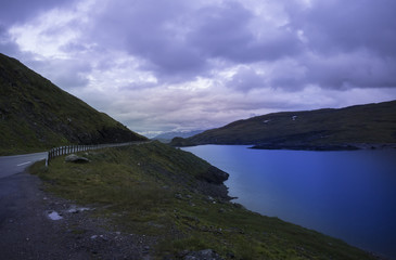 Vistas al lago de Skjelingavatnet por la Rv13 se encuentra en el municipio de Vik y la provincia de Sogn og Fjordane Fylke , en la parte sur del país, a 260 km al oeste de la primera ciudad de Oslo 