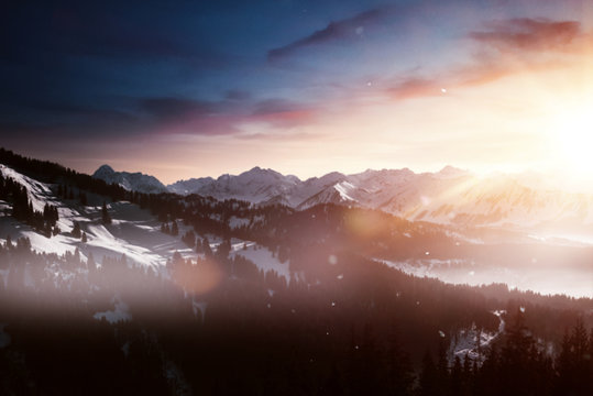 Berglandschaft mit Schnee im Winter bei Sonnenaufgang