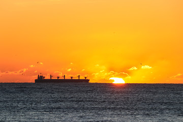 Obraz premium The ship and the sunset