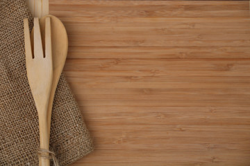 holzbesteck auf dem tisch