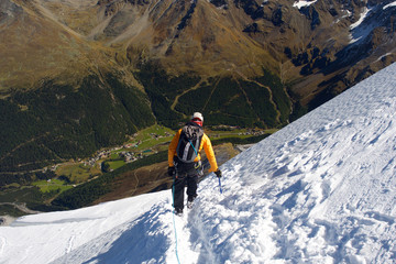 Bergsteiger im Abstieg über Gletscher mit Sicht in das Tal, Ortler Vinschgau