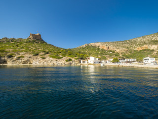 Fototapeta premium Ausblick auf Hafen und Burg von Cabrera, Colònia de Sant Jordi, Parque Nacional de Cabrera, Cabrera-Nationalpark, Cabrera-Archipel, Mallorca, Balearen, Spanien