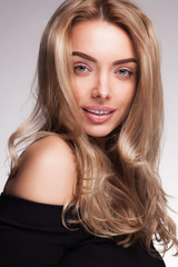 Naklejka premium closeup portrait of beautyful blond smiling woman with clean fresh skin