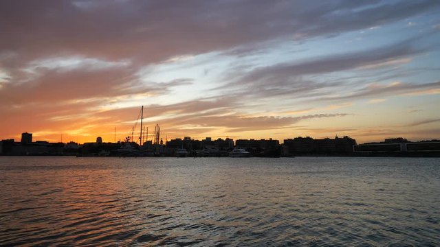 barcos en el puerto de Valencia atardecer 