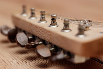 Gitarren-Kopf mit Mechaniken aus Kupfer