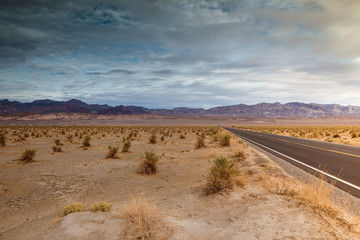 route dans le désert.