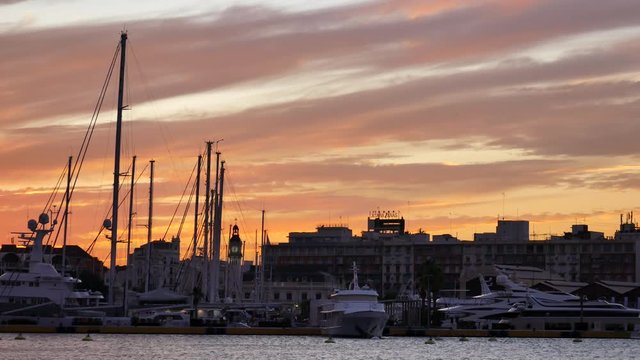 barcos en el puerto de Valencia atardecer 
