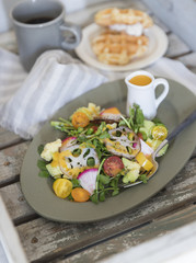 サラダとドレッシングのある朝食