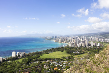 Fototapeta premium Skyline of Honolulu, Hawaii and the surrounding area including the hotels and buildings on Waikiki Beach