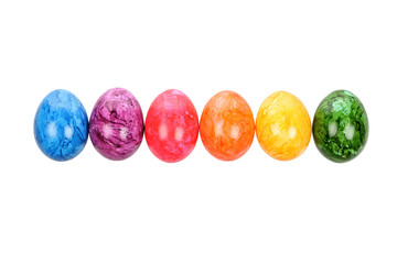 Bunte Eier in einer Reihe weisser Hintergrund