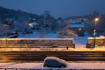 Froid et neige à la tombée de la nuit