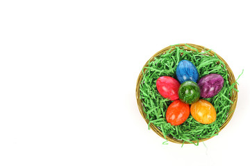 Osternest mit bunten Eiern