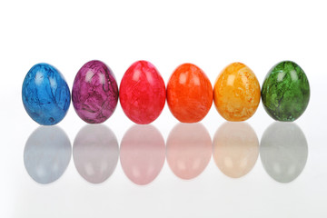 Farbige Eier in einer Reihe gespiegelt