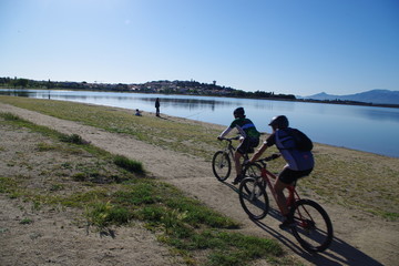 Vélo le long d'un lac