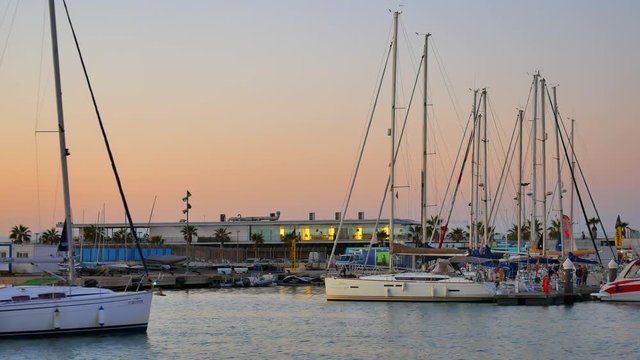 barcos en el puerto de Valencia atardecer 