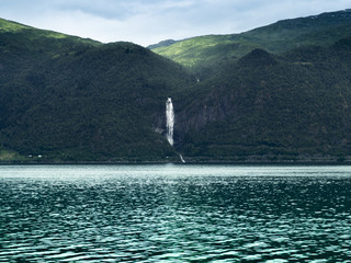 Obraz premium Vistas desde el ferry en la zona de Vangsnes, Noruega, verano 2017