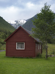 Casa roja en la zona de Dalavatnet en Noruega, verano de 2017