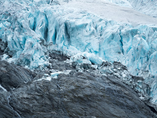Detalle del hielo de Bøyabreen , glaciar en Noruega, verano de 2017
