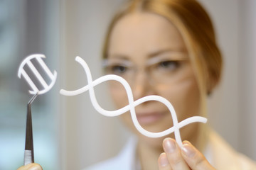 Arzt, Wissenschaftler, Gentechniker oder Genetiker bei Genmanipulation von DNA Doppelhelix