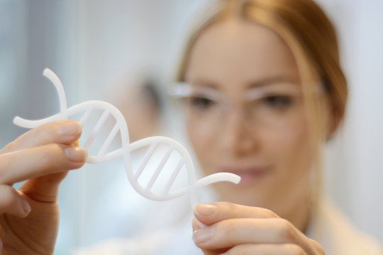 Arzt, Wissenschaftler, Gentechniker oder Genetiker bei Genmanipulation von DNA Doppelhelix