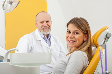 Obraz premium Smiling woman at the dentist