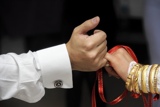 gelin ve damat d&uuml;ğ&uuml;nde parmaklarını tutuyor