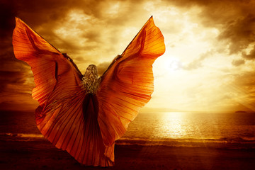 Fototapety  Kobieta tańczy sukienka skrzydła, moda Art Model lecący na ocean niebo zachód słońca, piękno wyobraźni koncepcja