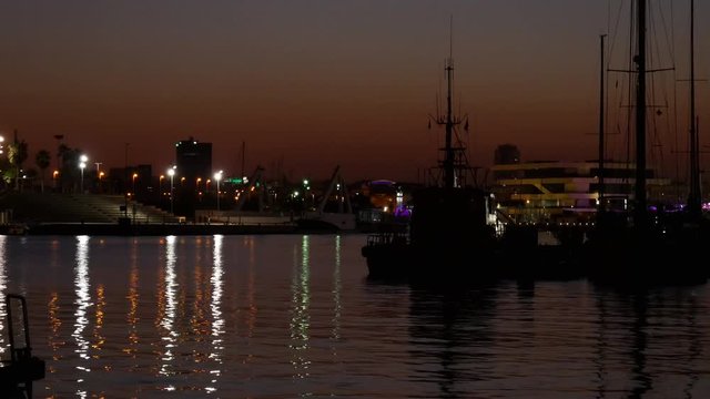 Gr&uacute;as y barcos en el puerto de Valencia atardecer 