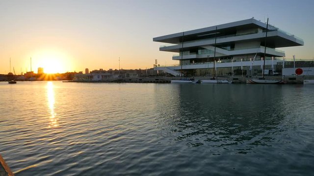 edificio "veles e vents" en el puerto de Valencia atardecer timelapse