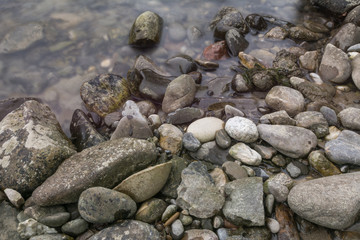 Steine im Wasser am Strand als Hintergrund
