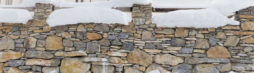 Verschneite Natursteinmauer