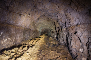 Obraz premium Underground abandoned ore mine shaft tunnel gallery