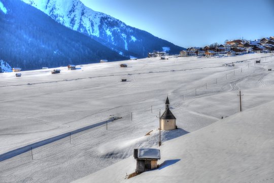 Obertilliach, Osttirol, Winter, Schigebiet, Biathlon, Langlaufen, Tal, Tiroler Gailtal, H&uuml;tte, Heuh&uuml;tte, Wiese, Landwirtschaft, Stra&szlig;e, Dorf, Kirche, Karnische Alpen, Loipe