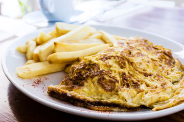omelet with ham tomato and green salad