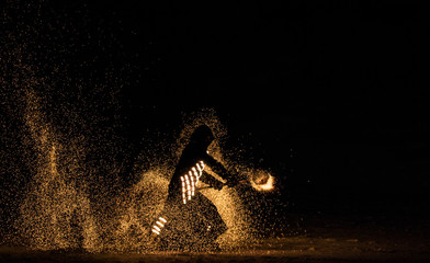 Feuerkünstler in dunkler Nacht