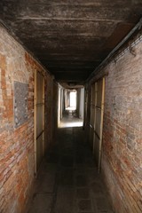 Fototapeta na wymiar Long tunnel under an ancient Palace in Venice