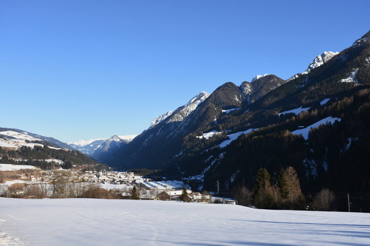 Osttirol, Lienz, Lienzer Dolomiten, Abfaltersbach, Dorf, Winter, Schnee, Rauchkofel, Drautal, Drau, Haus, Siedlung, Dorf, Wiese, Feld, Baum