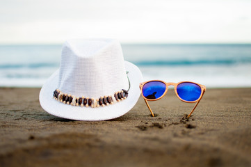 Gafas de sol y sombrero playa verano y vacaciones 