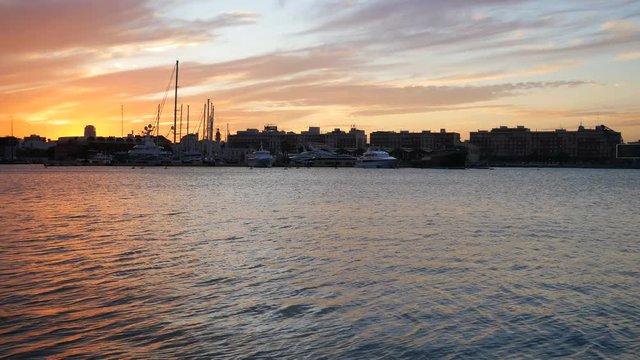 barcos en el puerto de Valencia atardecer 