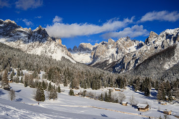 Fototapeta na wymiar paesaggio invernale a Piereni, in Val Canali, nel parco naturale di Paneveggio - Trentino