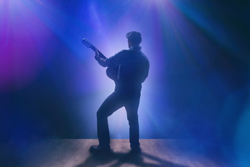 Musiker mit Gitarre auf Bühne