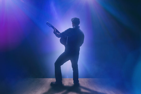 Musiker mit Gitarre auf B&uuml;hne