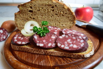 Fototapeta na wymiar Brot mit Blutwurst